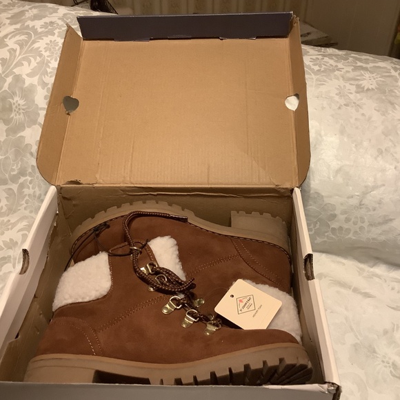 St John’s Bay Women’s Lakeline Ankle Boot Memory Foam In Cognac Size 7 Medium - Picture 2 of 8